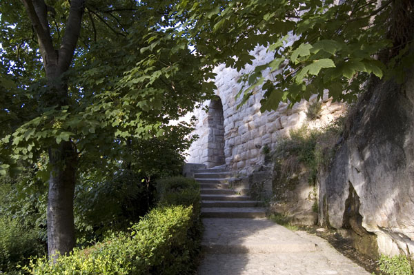 Visita por las legendarias murallas y puertas de la ciudad que la defendieron de un sinf�n de pueblos invasores en tiempos lejanos.