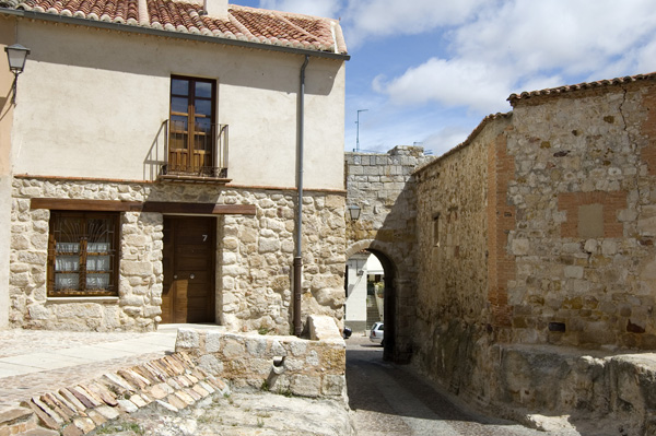 Visita por las legendarias murallas y puertas de la ciudad que la defendieron de un sinfín de pueblos invasores en tiempos lejanos.