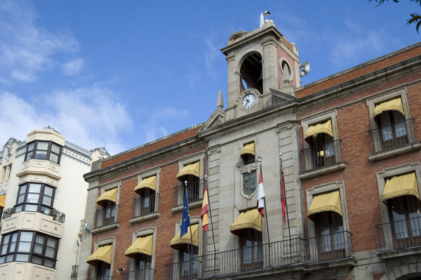 Recorrido por los edificios públicos más destacados de la ciudad, desde los más antiguos hasta los más recientes.