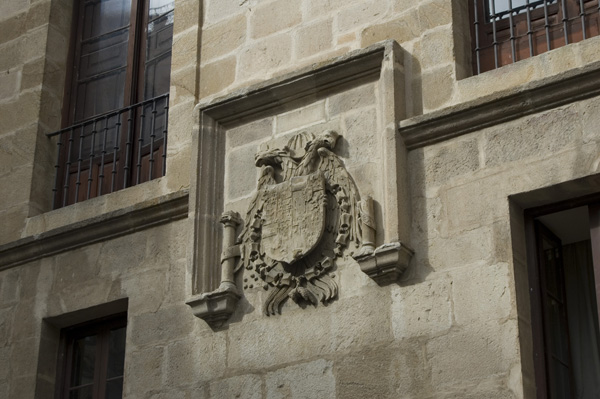 Recorrido por los edificios públicos más destacados de la ciudad, desde los más antiguos hasta los más recientes.