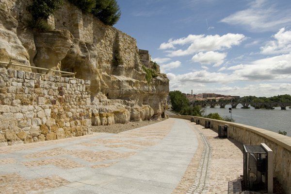 Visita por las legendarias murallas y puertas de la ciudad que la defendieron de un sinfín de pueblos invasores en tiempos lejanos.