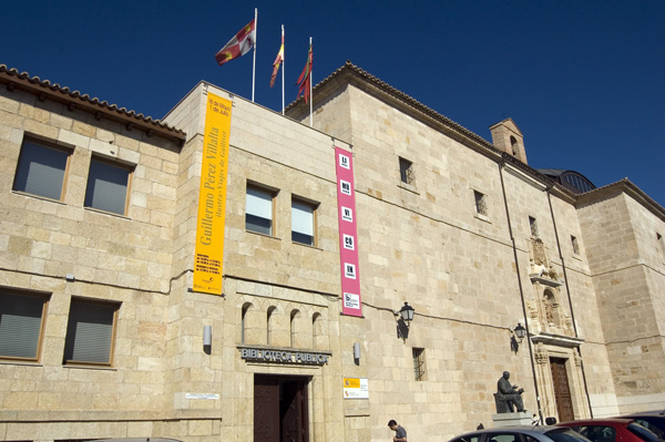 Recorrido por los edificios públicos más destacados de la ciudad, desde los más antiguos hasta los más recientes.