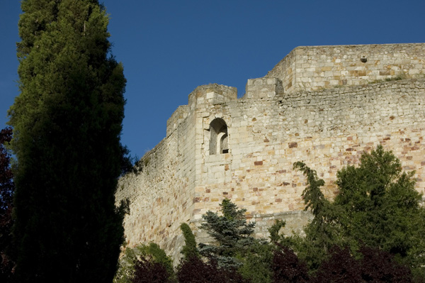 Visita por las legendarias murallas y puertas de la ciudad que la defendieron de un sinfín de pueblos invasores en tiempos lejanos.