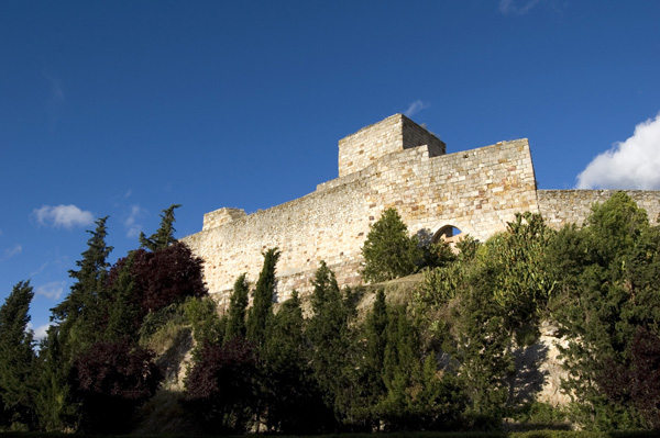 Visita por las legendarias murallas y puertas de la ciudad que la defendieron de un sinfín de pueblos invasores en tiempos lejanos.