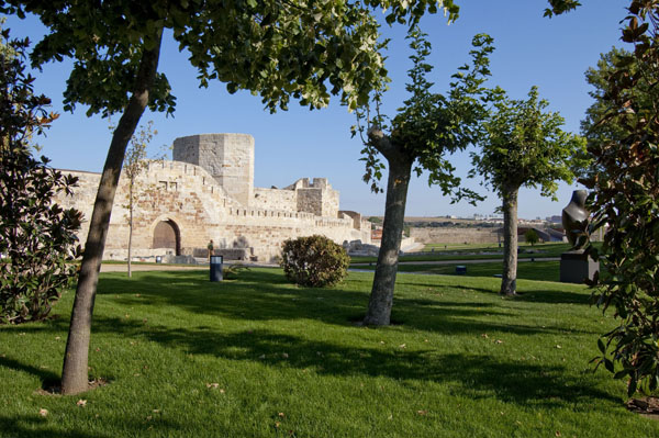 Visita por las legendarias murallas y puertas de la ciudad que la defendieron de un sinfín de pueblos invasores en tiempos lejanos.