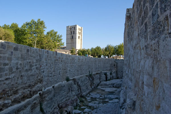 Visita por las legendarias murallas y puertas de la ciudad que la defendieron de un sinfín de pueblos invasores en tiempos lejanos.