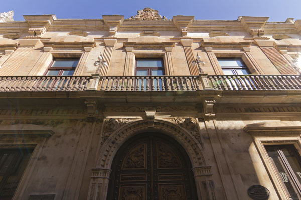 Recorrido por los edificios públicos más destacados de la ciudad, desde los más antiguos hasta los más recientes.