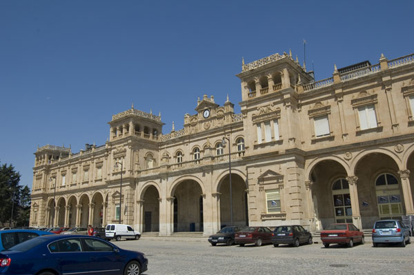 Recorrido por los edificios públicos más destacados de la ciudad, desde los más antiguos hasta los más recientes.