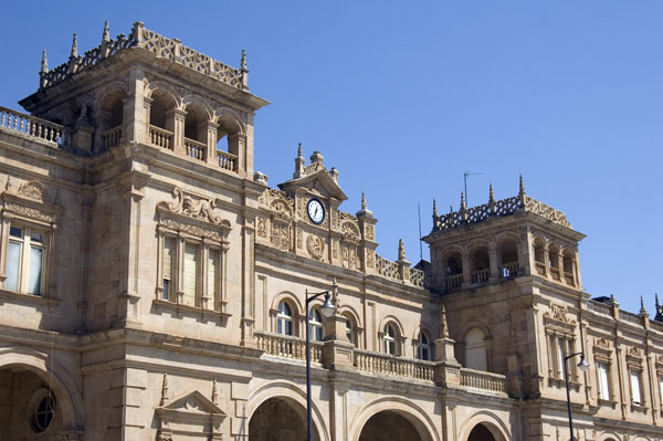 Recorrido por los edificios públicos más destacados de la ciudad, desde los más antiguos hasta los más recientes.