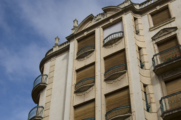 Recorrido por los edificios públicos más destacados de la ciudad, desde los más antiguos hasta los más recientes.