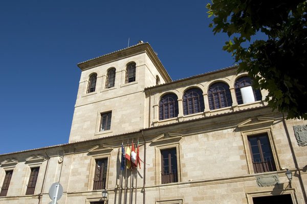 Recorrido por los edificios públicos más destacados de la ciudad, desde los más antiguos hasta los más recientes.