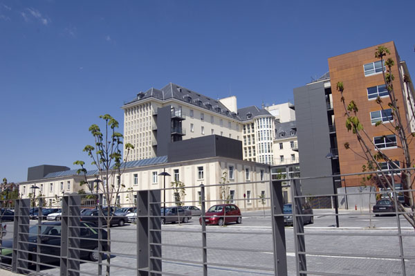 Recorrido por los edificios públicos más destacados de la ciudad, desde los más antiguos hasta los más recientes.
