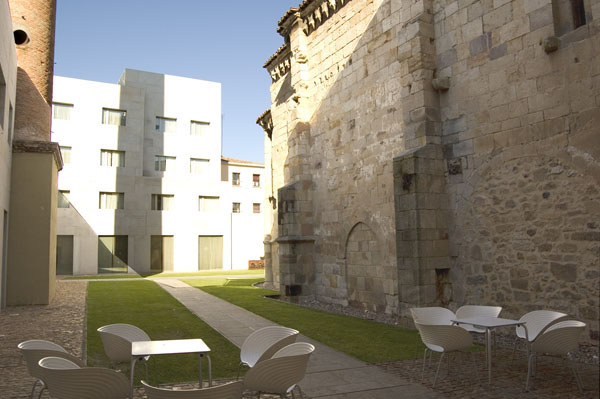 Recorrido por los edificios públicos más destacados de la ciudad, desde los más antiguos hasta los más recientes.