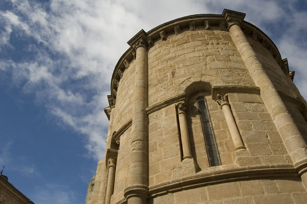 Recorrido a través de las imágenes de algunos monumentos románicos que se conservan en la ciudad.