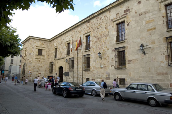Recorrido por los edificios públicos más destacados de la ciudad, desde los más antiguos hasta los más recientes.