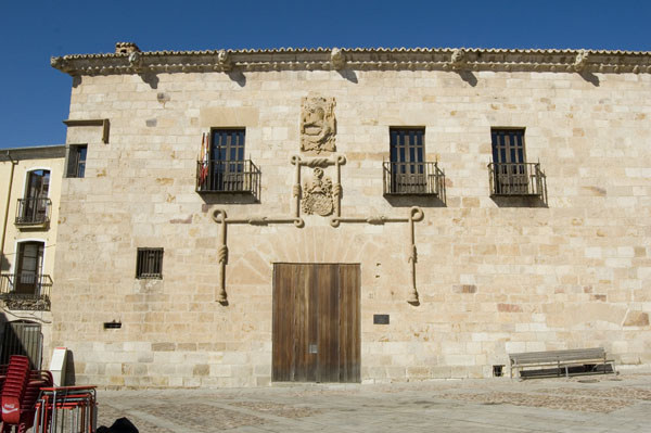 Recorrido por los edificios públicos más destacados de la ciudad, desde los más antiguos hasta los más recientes.