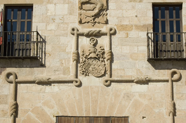 Recorrido por los edificios públicos más destacados de la ciudad, desde los más antiguos hasta los más recientes.