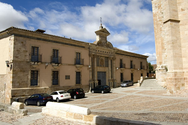 Recorrido por templos y conventos fuera del románico.