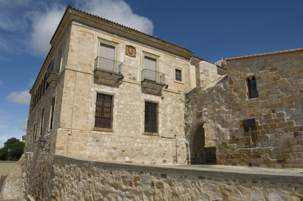 Recorrido por templos y conventos fuera del románico.