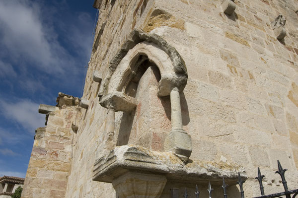 Recorrido a través de las imágenes de algunos monumentos románicos que se conservan en la ciudad.