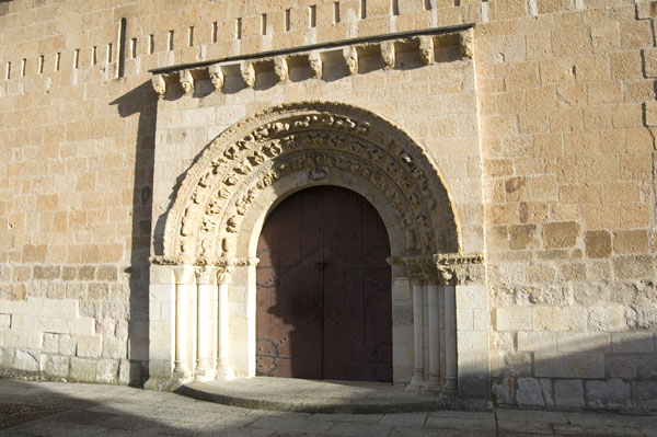Recorrido a través de las imágenes de algunos monumentos románicos que se conservan en la ciudad.