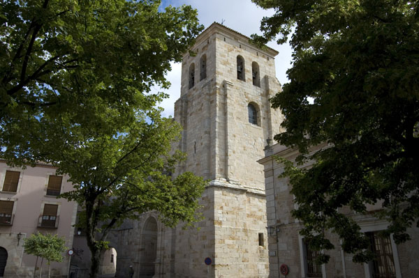 Recorrido a través de las imágenes de algunos monumentos románicos que se conservan en la ciudad.