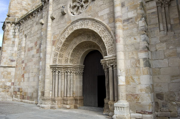 Recorrido a través de las imágenes de algunos monumentos románicos que se conservan en la ciudad.