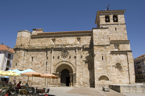 Recorrido a través de las imágenes de algunos monumentos románicos que se conservan en la ciudad.