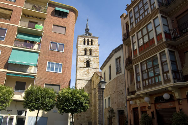 Recorrido a través de las imágenes de algunos monumentos románicos que se conservan en la ciudad.