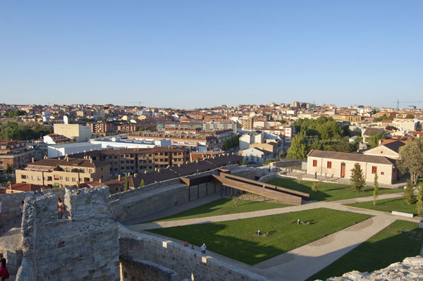 Visita por las legendarias murallas y puertas de la ciudad que la defendieron de un sinfín de pueblos invasores en tiempos lejanos.